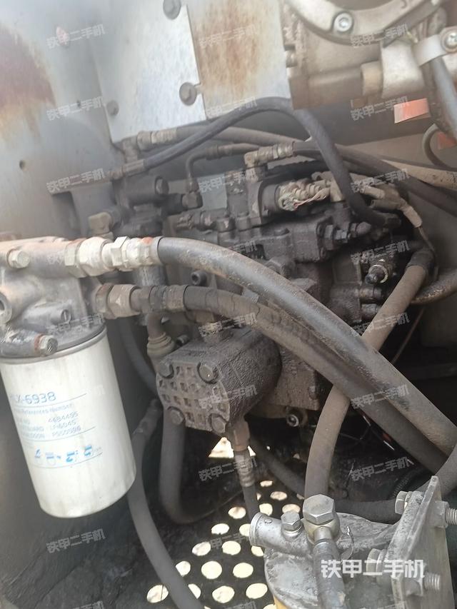 液压泵舱室正面整体（整机外观）