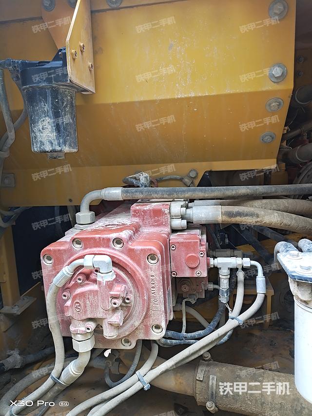 液压泵舱室正面整体（整机外观）