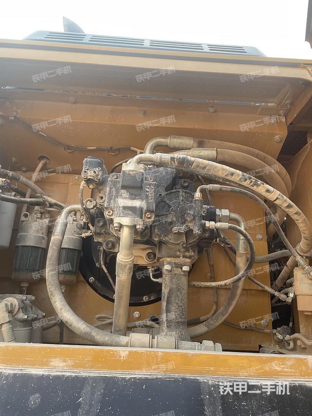 液压泵舱室正面整体（整机外观）