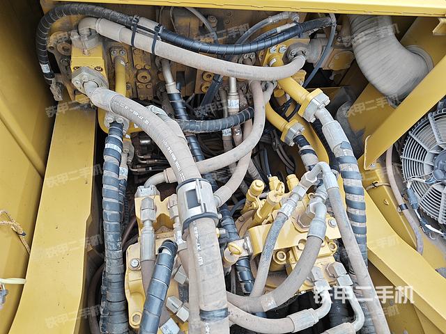 回转马达和主控阀（整机外观）