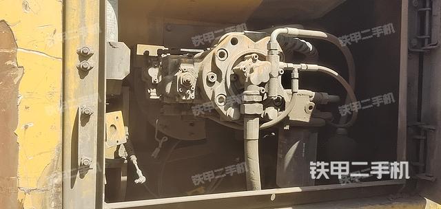 液压泵舱室正面整体（整机外观）