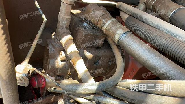 液压泵舱室正面整体（整机外观）