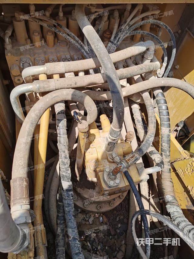 回转马达和主控阀（整机外观）