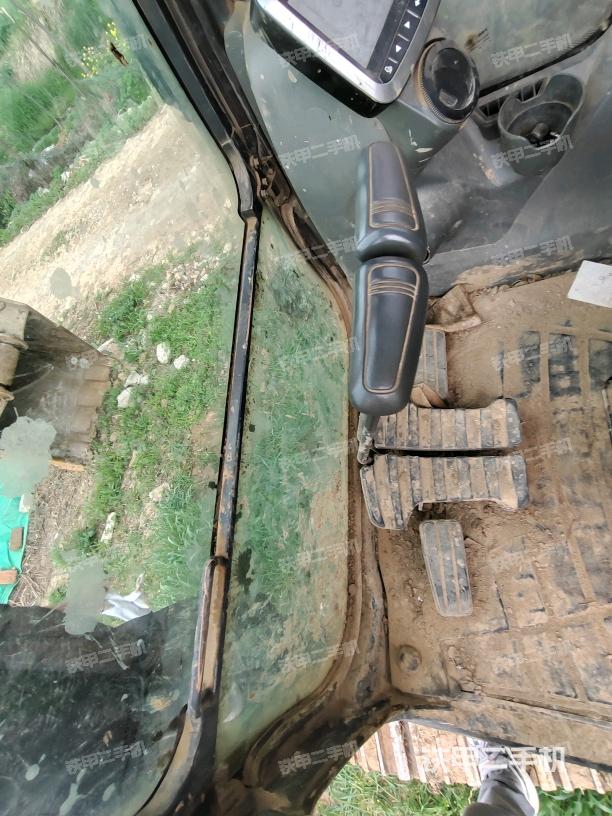 行走控制手柄和踏板?俯拍（駕駛室部分）