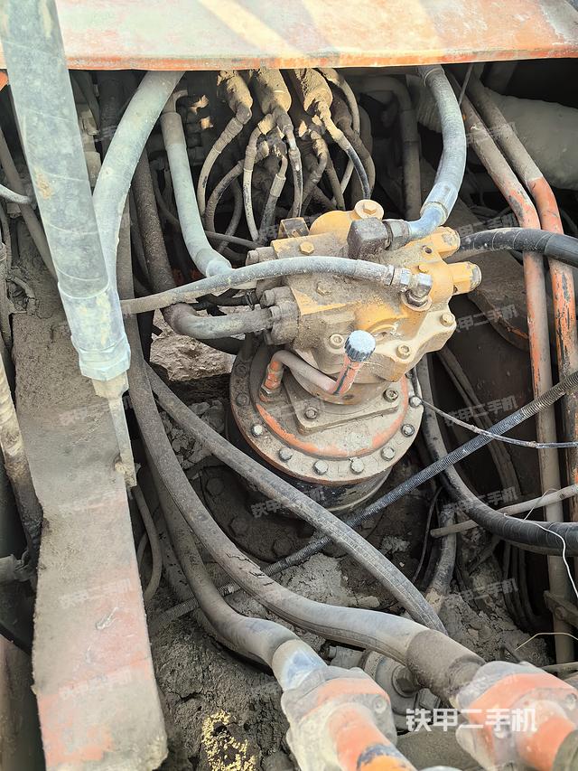 回转马达和主控阀（整机外观）