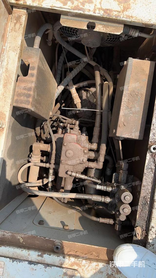 回转马达和主控阀（整机外观）