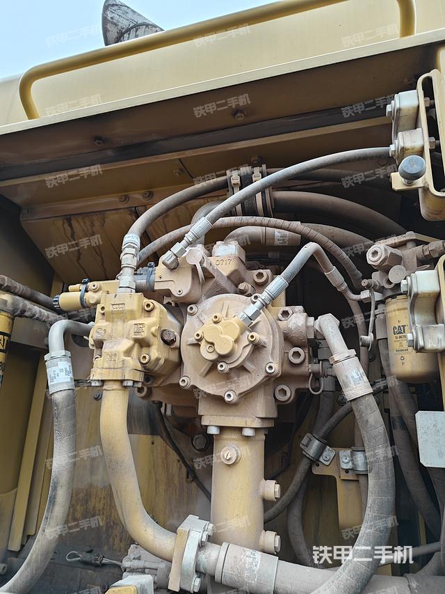 液压泵舱室正面整体（整机外观）