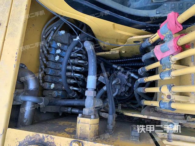 回转马达和主控阀（整机外观）