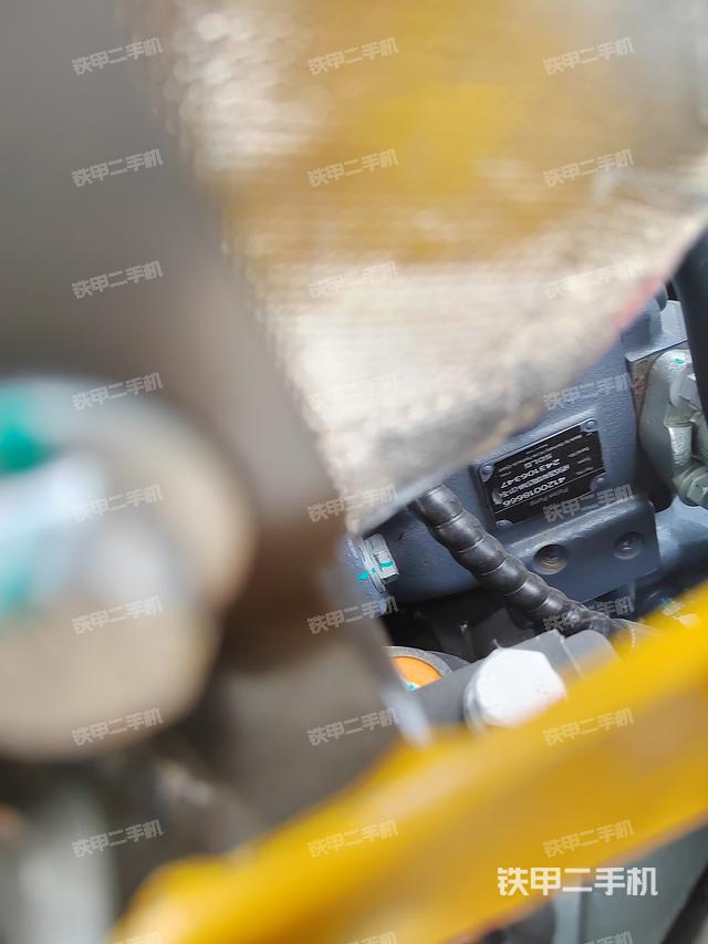 液压泵舱室正面整体（整机外观）