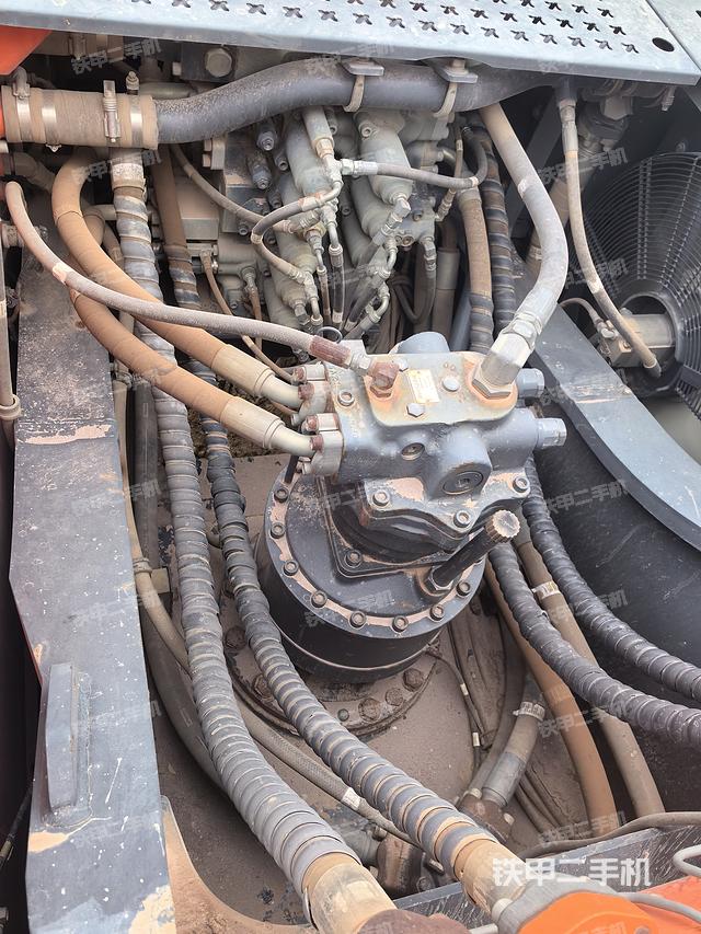 回转马达和主控阀（整机外观）