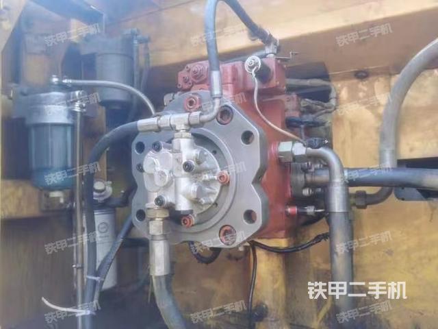 液压泵舱室正面整体（整机外观）