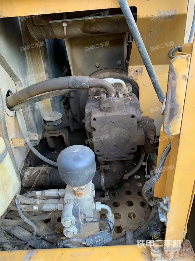 液压泵舱室正面整体（整机外观）