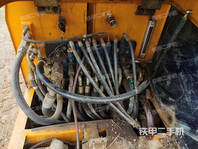 回转马达和主控阀（整机外观）