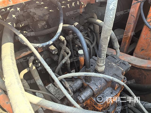 回转马达和主控阀（整机外观）