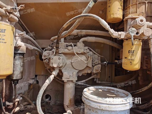 液压泵舱室正面整体（整机外观）