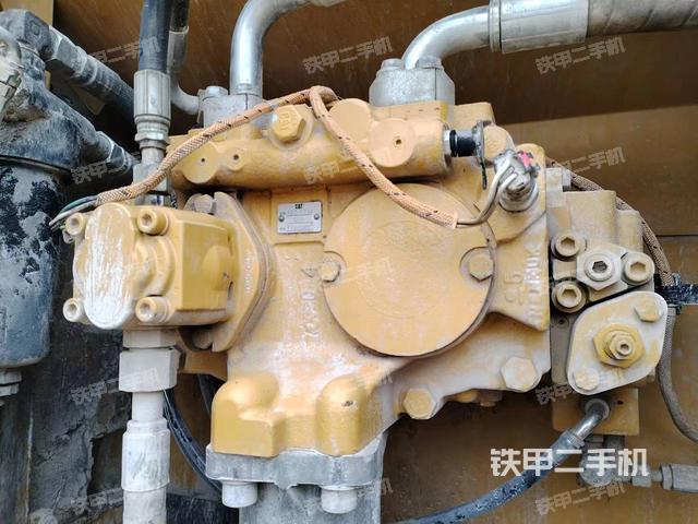 液压泵舱室正面整体（整机外观）