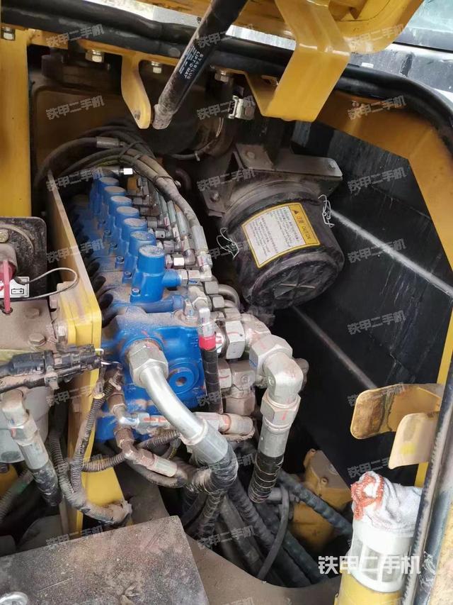 回转马达和主控阀（整机外观）