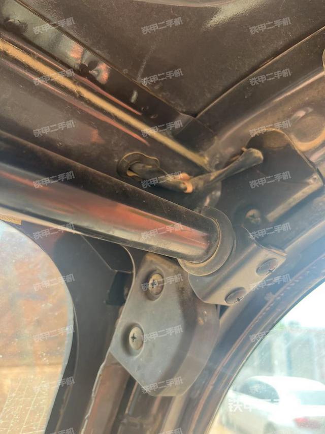 驾驶室顶部（整机外观）