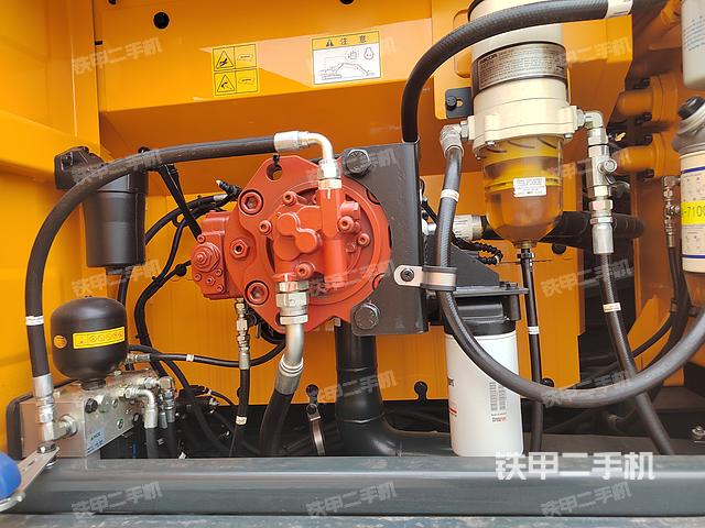 液压泵舱室正面整体（整机外观）