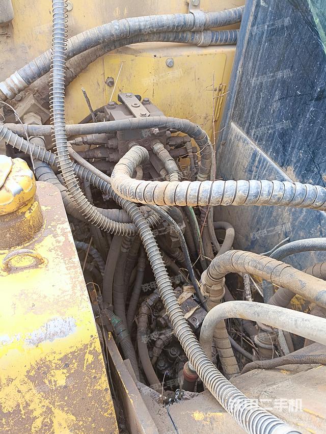 回转马达和主控阀（整机外观）