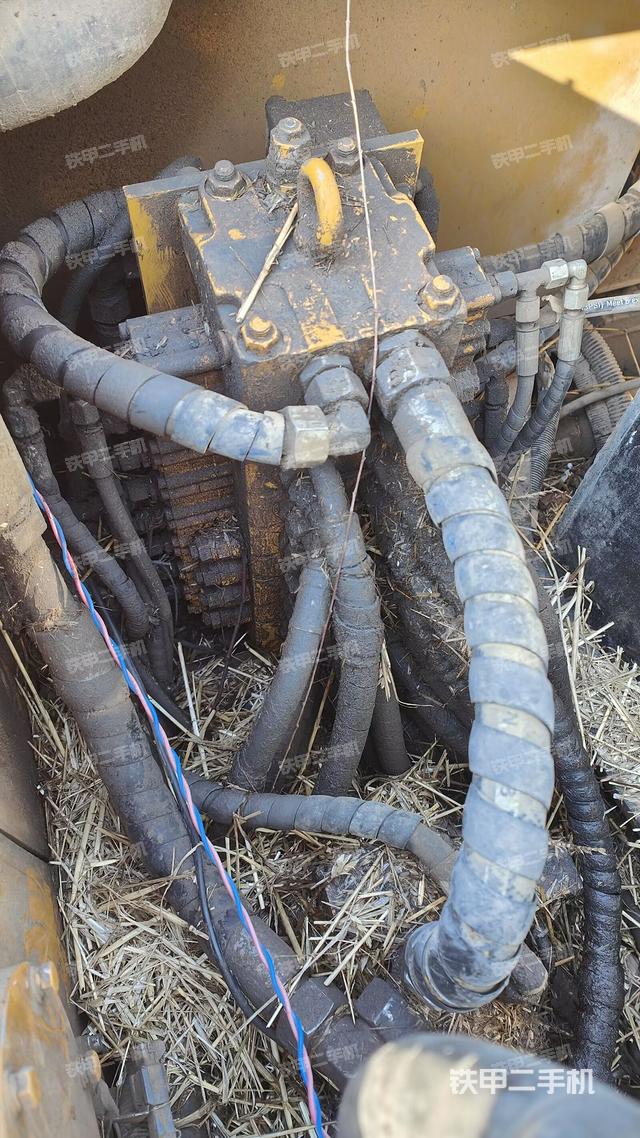 回转马达和主控阀（整机外观）