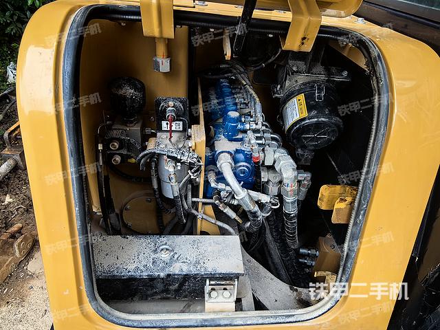 回转马达和主控阀（整机外观）