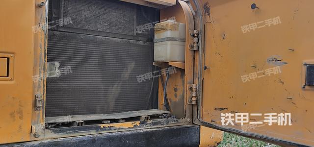 液压泵舱室正面整体（整机外观）