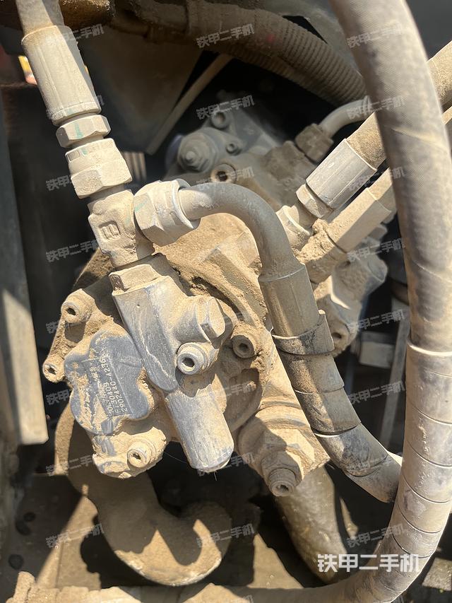 液压泵舱室正面整体（整机外观）