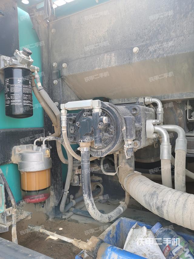 液压泵舱室正面整体（整机外观）