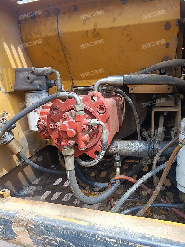 液压泵舱室正面整体（整机外观）