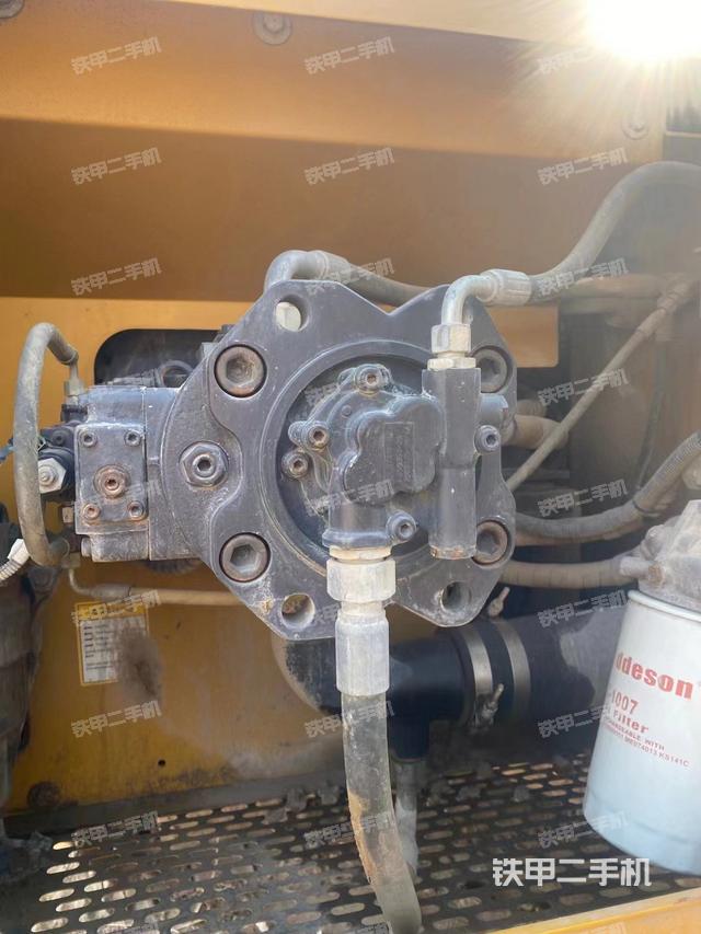 液压泵舱室正面整体（整机外观）