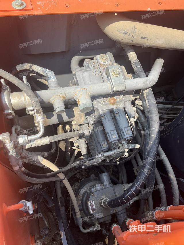 回转马达和主控阀（整机外观）