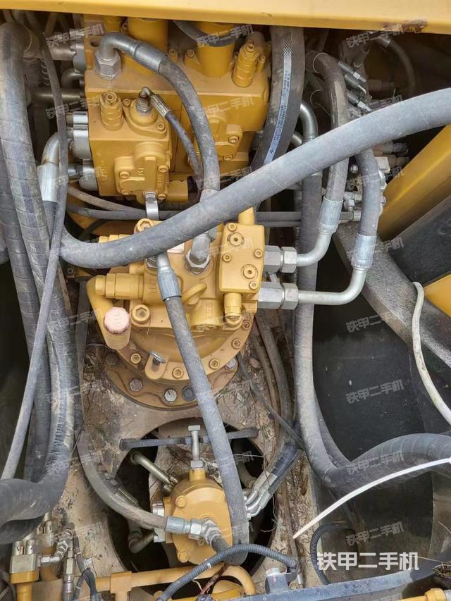 回转马达和主控阀（整机外观）