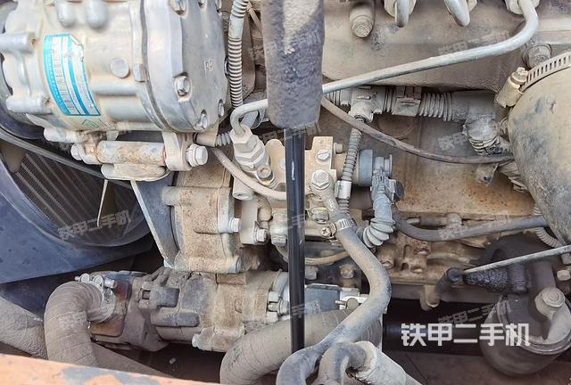 液压泵舱室正面整体（整机外观）