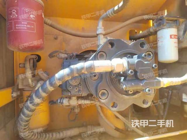 液压泵舱室正面整体（整机外观）