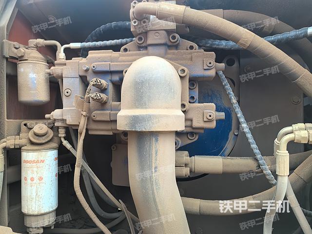 液压泵舱室正面整体（整机外观）