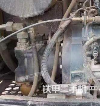 液压泵舱室正面整体（整机外观）