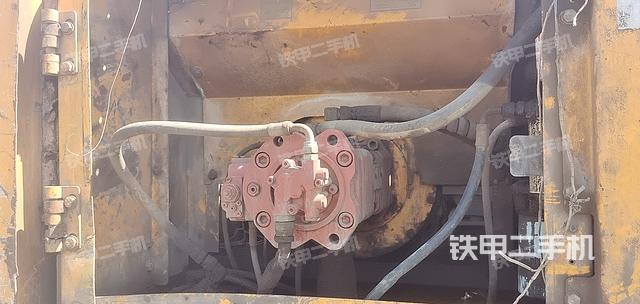 液压泵舱室正面整体（整机外观）