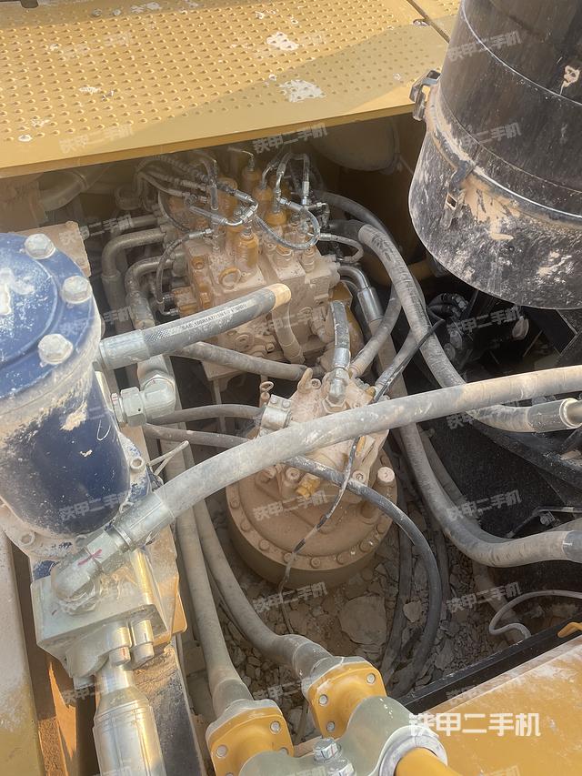 回转马达和主控阀（整机外观）