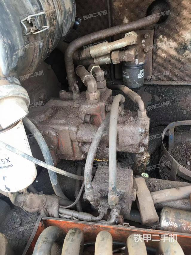 液压泵舱室正面整体（整机外观）