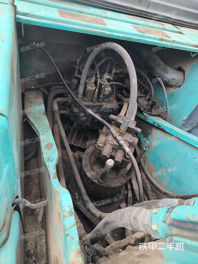 回转马达和主控阀（整机外观）