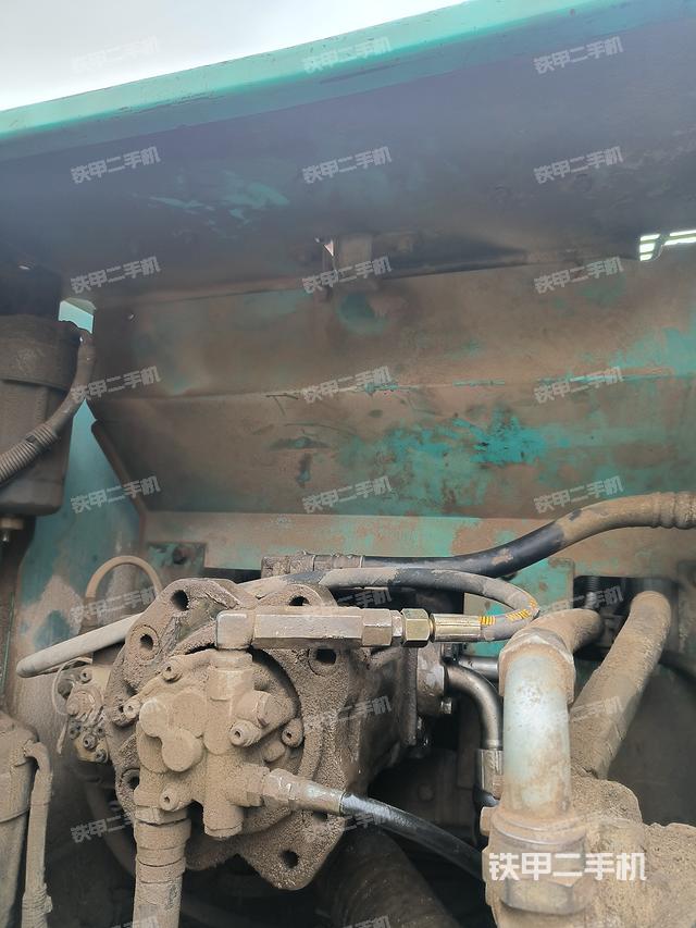 液压泵舱室正面整体（整机外观）