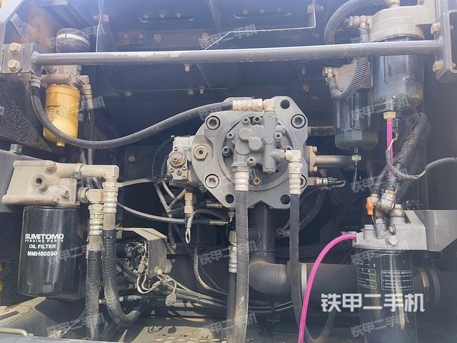 液压泵舱室正面整体（整机外观）