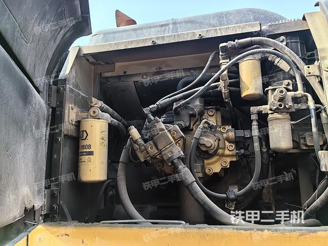 液压泵舱室正面整体（整机外观）