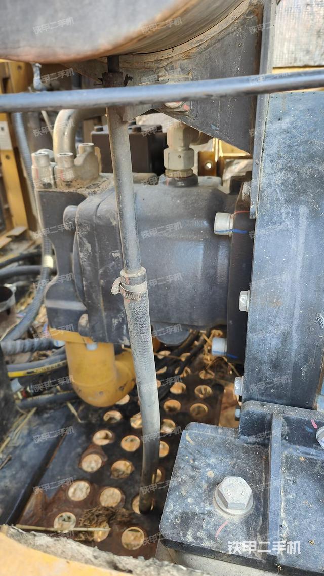 液压泵舱室正面整体（整机外观）