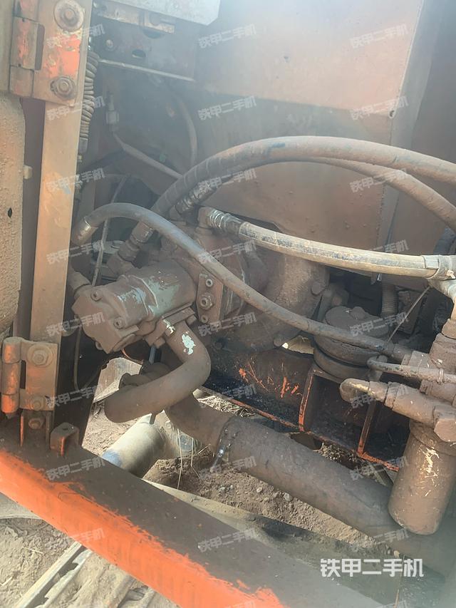 液压泵舱室正面整体（整机外观）