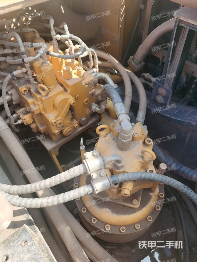 回转马达和主控阀（整机外观）