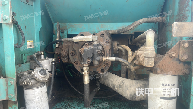 液压泵舱室正面整体（整机外观）