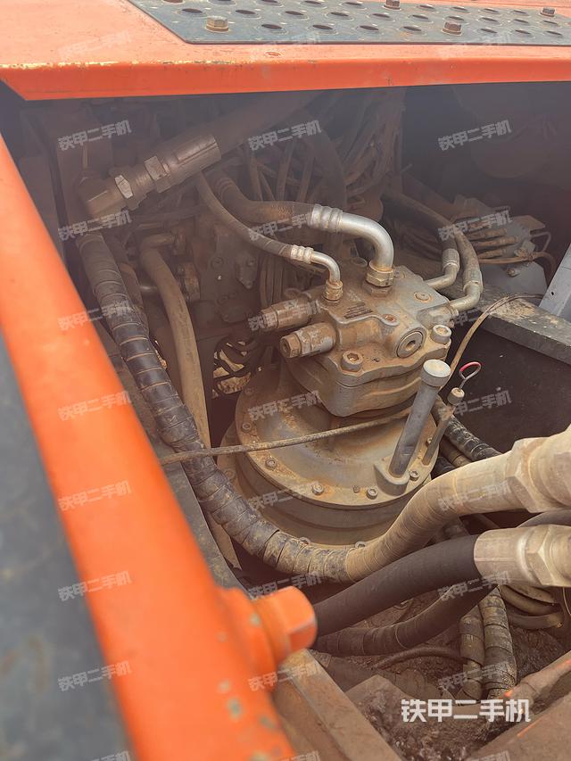 回转马达和主控阀（整机外观）