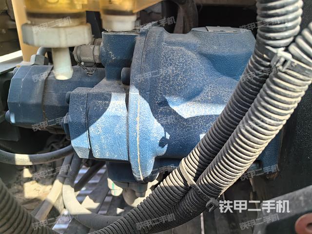 液压泵舱室正面整体（整机外观）